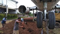 Misteri ini terjawab, kedua pesawat tanpa logo ini disebut akan menjadi destinasi wisata baru di timur Badung. Pekerja tampak meratakan tanah (David Saut/detikTravel)