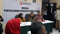 Pihak termohon dihadiri oleh Komisioner KPU Pramono Ubaid Tanthowi dan Hasyim Asyari. Adapun dari pihak mediator terdiri dari Ketua Bawaslu Abhan dan anggota-anggota Bawaslu, Ratna Dewi Petalolo dan Rahmat Bagja. (Foto: Tsarina Maharani/detikcom)