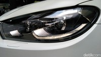 JIka dilihat perubahan yang disajikan, Volkswagen Scirocco kali ini terlihat berbeda pada bagian bumper, head light atau lampu depan, serta sentuhan yang berbeda pada bagian samping. Foto: Ruly Kurniawan