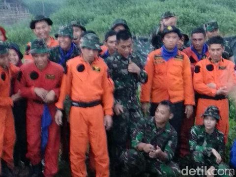 Aksi Prajurit TNI dan Pramugari Kepresidenan Survival Santap Cobra