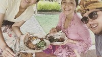 Kembali ke Ubud, Happy melahap nasi campur Bali. Kembali ke habitat #ubudlife, tulis perempuan 38 tahun ini. Foto: Instagram