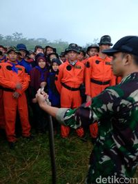 Aksi Prajurit TNI dan Pramugari Kepresidenan Survival Santap Cobra
