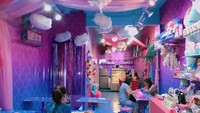 Kalau tidak ingin lesehan, bisa pilih ruangan ini. Temanya lebih berbeda, walau masih didominasi warna pink dan biru. Dekorasi langit-langitnya dibuat menyerupai awan. Foto: Istimewa