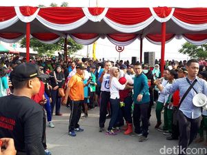 Foto: Risma Nyaris Pingsan saat Bersih-bersih Sampah