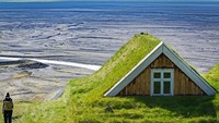 Rumah mungil ini juga tak kalah menarik dengan atap rumput di atasnya. Boredpanda/Istimewa.