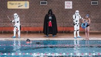 Vader cocok juga jadi penjaga kolam renang. Siap sedia menolong orang yang tenggelam bersama pasukan Stormtrooper. Istimewa/Berodpanda