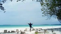 Masih dari Maluku, Alya juga sempat main ke Pantai Pasir Panjang. Senyum cantik Indonesia pun kembali dipancarkan oleh Alya (alya.nurshabrina/Instagram) 