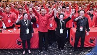Jokowi dan Megawati bergandengan tangan sambil mengacungkan tiga jari yang dikenal dengan simbol metal. Angka 3 sendiri bermakna nomor urut PDIP di Pemilu 2019 mendatang. (Foto: Laily Rachev/Biro Pers Setpres)