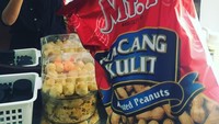 Cantik-cantik doyan ngemil nih! Happy ternyata doyan ngemil kacang kulit. Foto: Instagram