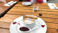 Ini adalah pose suami Happy, Tjok Gus dan anaknya, Kinandari saat makan bersama. Nampak di depannya ada dessert bertuliskan Birthday. Kira-kira siapa yang ulang tahun ya? Foto: Instagram