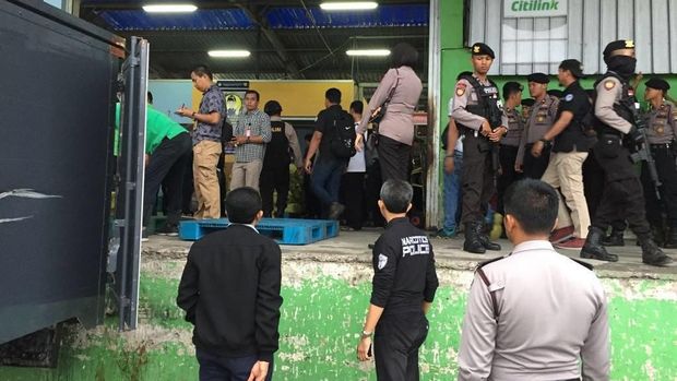 Barang bukti dimasukkan ke gudang cargo dan berangkat sekitar pukul 09.00 WIB.