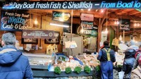Menurut situs boroughmarket.org.uk, pasar ini hanya buka setiap Senin-Sabtu. Bagaimana dengan Minggu, buka nggak? Pasar buka di Minggu hanya pada Desember, menyambut Natal, hingga tahun baru.