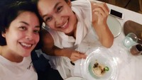 Bersama sahabatnya, Lulu Tobing, Happy menobatkan restoran Jepang di daerah Canggu sebagai tempat favorit terbarunya. Foto: Instagram