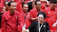 Tampak Jokowi dan Megawati bergandengan tangan dengan erat. Senyum juga mengembang dari keduanya usai pengumunan pencapresan tersebut. (Foto: Laily Rachev/Biro Pers Setpres).