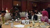 Ridwan Kamil tiba di Semeru Hall, JIexpo, Jakarta Utara, Sabtu (24/2/2018) pukul 19.35 WIB. Menggunakan blazer, dia ditemani istrinya, Atalia Praratya Kamil yang mengenakan baju pink.