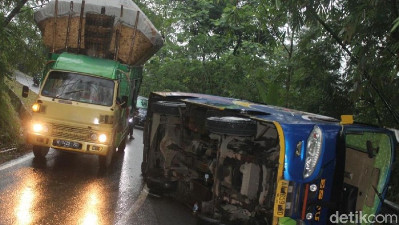 Bus Rombongan Pengantin Terguling, 1 Orang Tewas, 13 Terluka Bus Rombongan Pengantin Terguling, 1 Orang Tewas, 13 Terluka