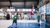 Vader seharusnya tidak boleh jadi pelatih basket. Para pemainnya bisa dia angkat memakai The Force sehingga seolah-olah melompat tinggi. Istimewa/Berodpanda