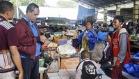 Cagub Nomor Urut Tiga Benny K Harman memberi peneguhan sambil membeli sayuran dan mendapat dukungan kepada warga Watu Koa, Kabupaten Ngada, NTT. Foto: dok. Timses Benny K Harman
