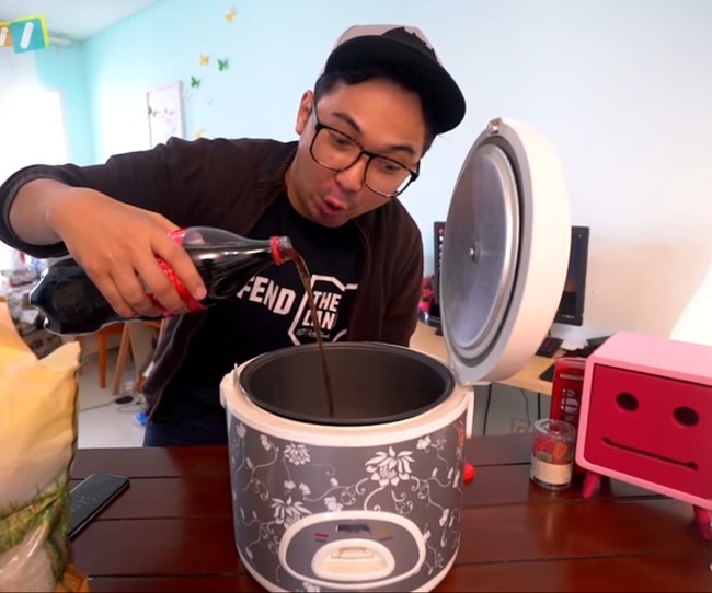 Edho Zell dikenal dengan konten berbau komedi seperti parodi dan tips kocak. Belakangan ia sering diundang mewakili Indonesia untuk datang ke premier film dan wawancara bersama selebriti Hollywood, beberapa di antaranya bintang film Marvel. Ia diperkirakan memiliki penghasilan mencapai Rp 7,4 miliar. Foto: YouTube Edho Zell