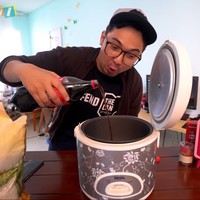 Edho Zell dikenal dengan konten berbau komedi seperti parodi dan tips kocak. Belakangan ia sering diundang mewakili Indonesia untuk datang ke premier film dan wawancara bersama selebriti Hollywood, beberapa di antaranya bintang film Marvel. Ia diperkirakan memiliki penghasilan mencapai Rp 7,4 miliar. Foto: YouTube Edho Zell