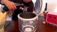 Tantangan kali ini adalah masak nasi pake minuman bersoda. Wanginya seperti permen dan teksturnya lengket seperti ketan. Menurut YouTuber ini rasanya enak! Foto: YouTube Edho Zell