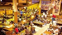 Di lantai 1 dan 2 restoran, pengunjung bisa duduk di perahu sambil memancing ikan dari tangki yang letaknya berdekatan. Foto: Istimewa