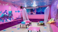 Kafe unik ini berlokasi di 238 Siam Square Soi, Khwaeng Pathum Wan, Thailand. Sesuai namanya, kafe ini mengusung tema mermaid. Warna pink dan biru mendominasi. Ini ruangan khusus lesehan. Foto: Istimewa