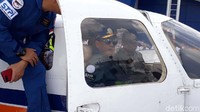 Sambil diberi arahan dari sang pilot yang bernama Roy Nainggolan itu, Budi Karya yang duduk di sebelahnya beberapa kali mencoba untuk mengendalikan pesawat. Tangannya lincah memainkan kemudi pesawat kecil tersebut.