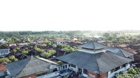 Tips menawar kedua di Pasar Sukawati, tawarlah barang yang teman-teman inginkan dan kalau bisa jangan sampai penjual itu merasa kesal, anggaplah mereka teman kalian supaya terlihat lebih akrab, dari keakraban biasanya penjual tidak sungkan untuk memberikan harga yang murah (Muhammad Zaky Fauzi Azhar/detikTravel)