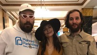 Pernikahannya jauh dari kesan mewah, bahkan ia mengenakan busana dari Zara senilai Rp 2 jutaan. (Dok. Instagram/emrata)