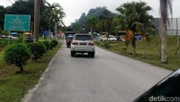 Malaysia sejak dulu sudah memiliki jaringan jalan yang mulus sejak dari perbatasan hingga ke kota-kota besarnya seperti Kuching.