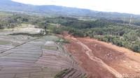 Diperkirakan volume longsoran sekitar 1,5 juta kubik. Foto: Imam Suripto/detikcom