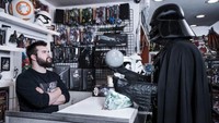 Uang Vader semakin menipis. Semua barang pun dia jual, termasuk miniatur Death Star kesayangannya. Istimewa/Berodpanda