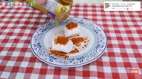Kalau ini, marshmallow ditaburi cabe bubuk instan level 30! Rasa manis marshmallow kalah dengan rasa pedas si bubuk cabe. Saking pedasnya, Edho Zholl sampe sakit kepala, lho. Jangan ditiru di rumah, ya! Foto: YouTube Edho Zell