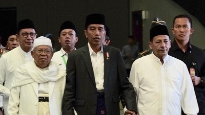 Genggaman Tangan Jokowi dengan Habib Luthfi dan KH Maruf Amin