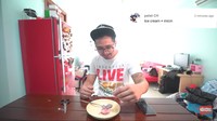 Tantangan nyeleneh yang satu ini kata Edho rasanya nggak enak! Yaialah,  es krimnya ditabur penyedap rasa.  Foto: YouTube Edho Zell