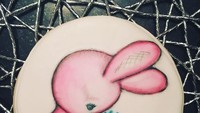 Kue yang satu ini dibuat Belinda untuk merayakan Hari Paskah. Ia melukis seekor kelinci berwarna pink yang sedang sedih. Foto: Instagram