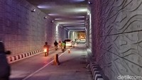 Underpass Kartini dilengkapi tata cahaya artistik di dalam terowongan maupun di simpang perempatannya. 