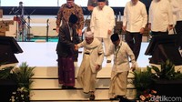 Jokowi membantu Maruf Amin saat menuruni anak tangga di panggung. Foto: Andhika Prasetia/detikcom