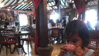 Happy juga sering nih mengunggah foto Kinandari saat makan. Yang ini aksi Kinandari saat pura-pura menyesap teh. Foto: Instagram