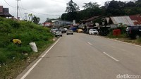 Di kiri kanan jalan didominasi pemukiman yang tersebar dan perkebunan serta hutan.