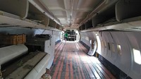 Kabin pesawat yang kosong melompong. Restoran ini nanti akan dilengkapi flight simulator (David Saut/detikTravel)