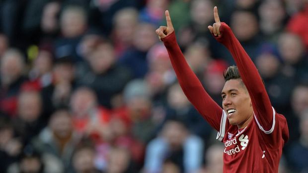 Roberto Firmino mencetak gol ketiga Liverpool ke gawang West Ham.