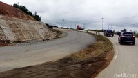 Selain itu, ruas jalan juga ditambah. Jalan dari perbatasan Indonesia hingga ke kota terdekat, Sanggau, berupa jalan kecil dengan lebar sekitar 6 meter. Sekarang diperlebar dengan menambah satu ruas lagi dengan lebar yang sama.