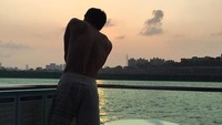 Tidak hanya bersantai, dia juga berenang dan berselancar. (jichangwook/Instagram)