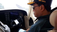 Saat itu, Budi Karya diberikan penjelasan terkait dengan pesawat itu. Tak lama, dirinya berencana untuk menjajal terbang pesawat. Dia pun mengajak serta beberapa awak media untuk bisa ikut terbang bersamanya.