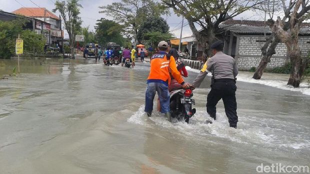 Kali Lamong Meluap, Ratusan Rumah di Gresik Terendam Banjir