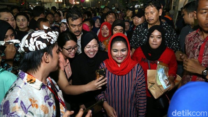 Rehat Kampanye, Puti Bareng Risma Mlaku-Mlaku Nang Tunjungan