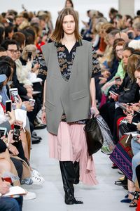 Cuma Tas Plastik, Item Fashion Ini Dijual Rp 10 Jutaan