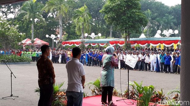 Nyaris Pingsan Saat Bersih-bersih Sampah, Risma: Belum Sarapan